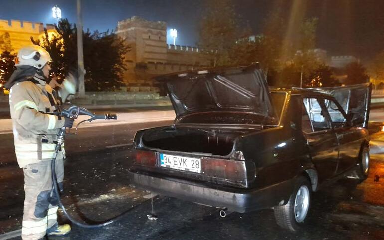 Zeytinburnunda otomobil alev alev yandı; sürücü ölümden döndü