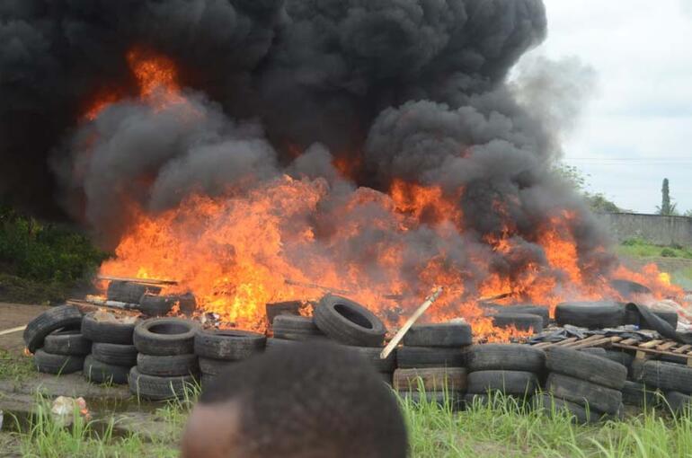 Nijeryada ele geçirilen 1.8 ton kokain yakılarak imha edildi