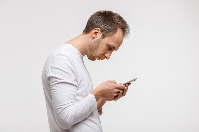 Cep telefonu kullananlar risk altında Whatsappitis ve karpal tünel sendromu hızla yayılıyor
