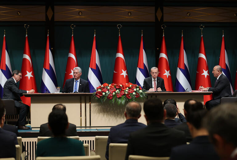 Küba Devlet Başkanı Türkiyede Cumhurbaşkanı Erdoğan: Ticaret hacmimizi 200 milyon dolara çıkarmayı teyit ettik