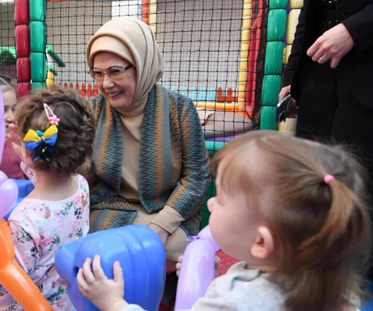 Emine Erdoğan, Ukraynadan Türkiyeye getirilen yetim çocuklarla buluştu