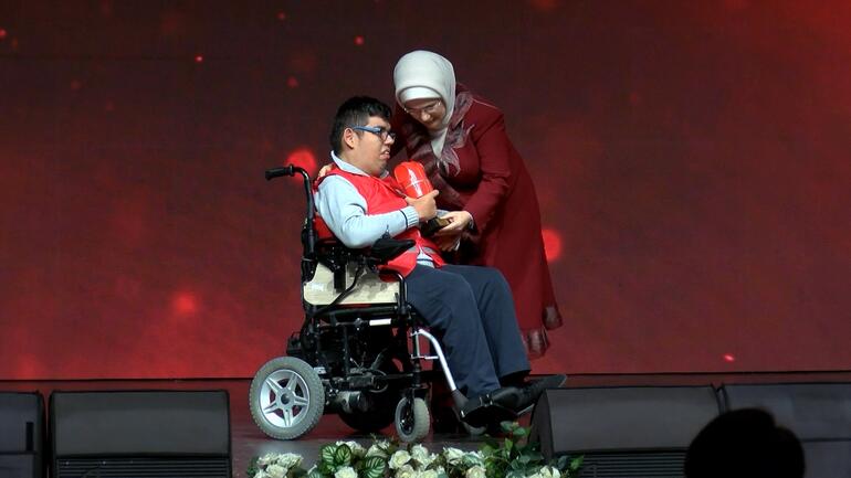 Emine Erdoğan Kırmızı Yelek Uluslararası Gönüllülük Ödül Törenine katıldı