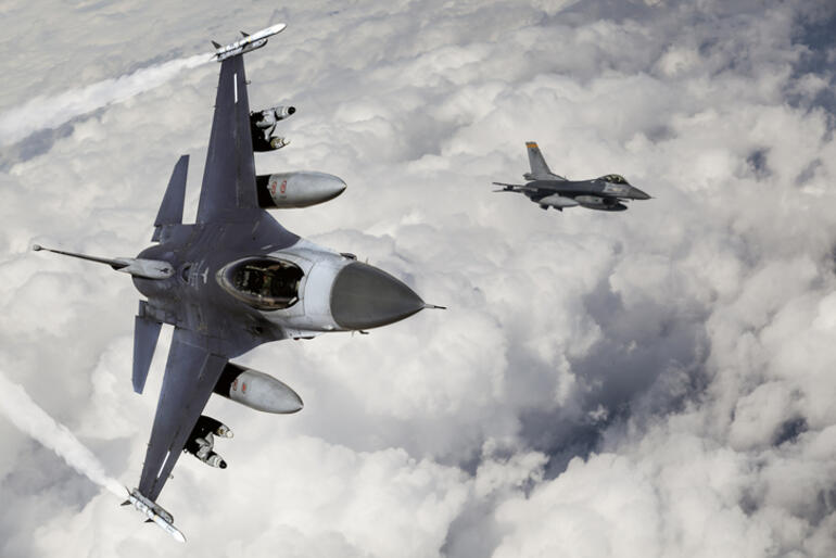 F-16 pilotları dehşete düştü Havada tur atan hayalet uçağın yanına gidince gördüler