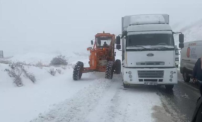 Kar fena bastırdı, yollar ulaşıma kapandı