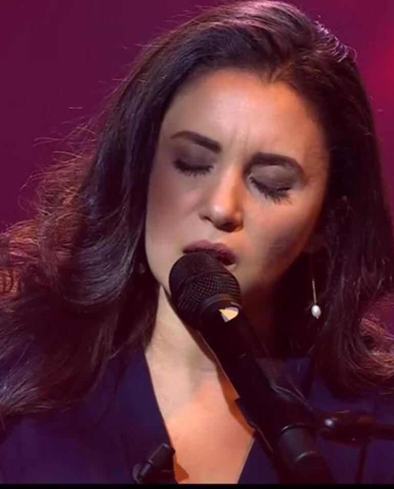 Karsu Hollandadaki yardım gecesinde söylediği şarkıyla herkesi ağlattı