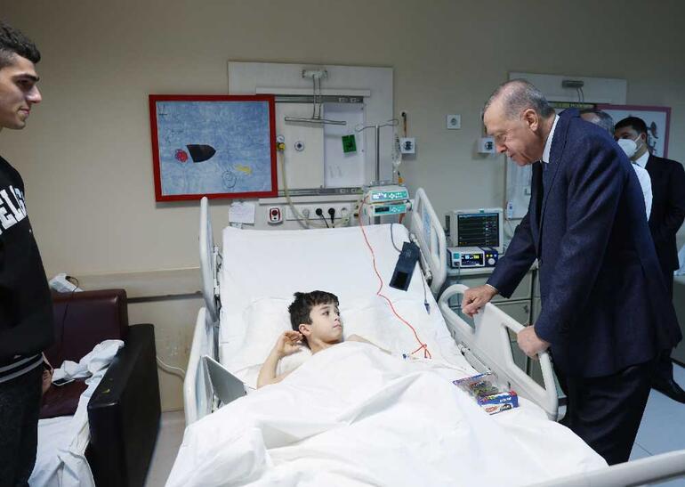 Cumhurbaşkanı Erdoğan, enkazdan 248 saat sonra kurtarılan Aleyna Ölmezi ziyaret etti