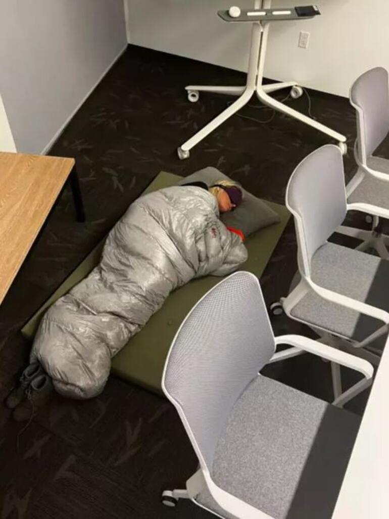 Ofiste uyuyan Twitter yöneticisi kovuldu Viral fotoğraf kurtaramadı