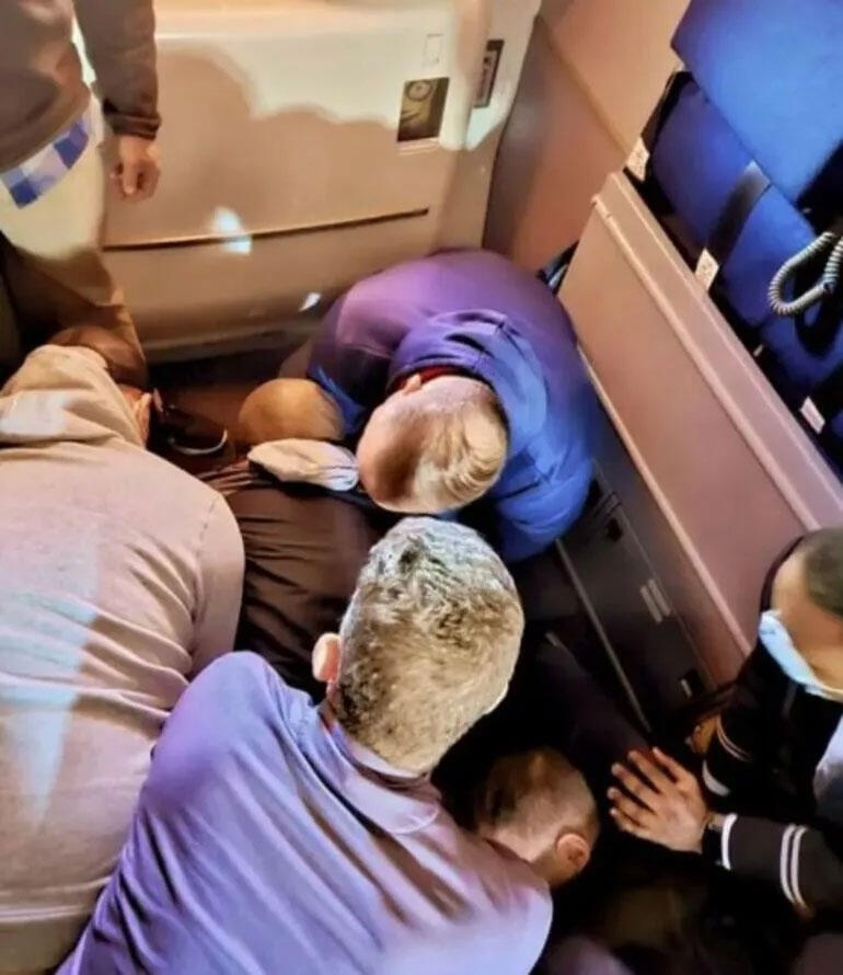 Seyir halindeki yolcu uçağında büyük panik Acil çıkış kapısını açmaya çalışınca olanlar oldu...