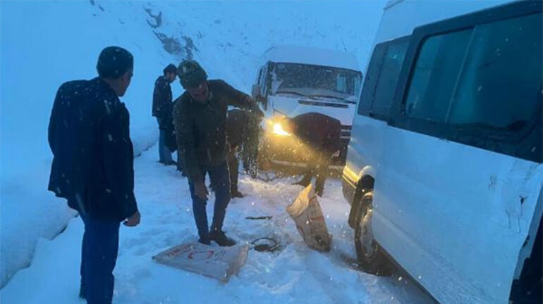 Bahçesaray- Hizan yolunda kar ve sis etkili oldu; araçlar yolda kaldı