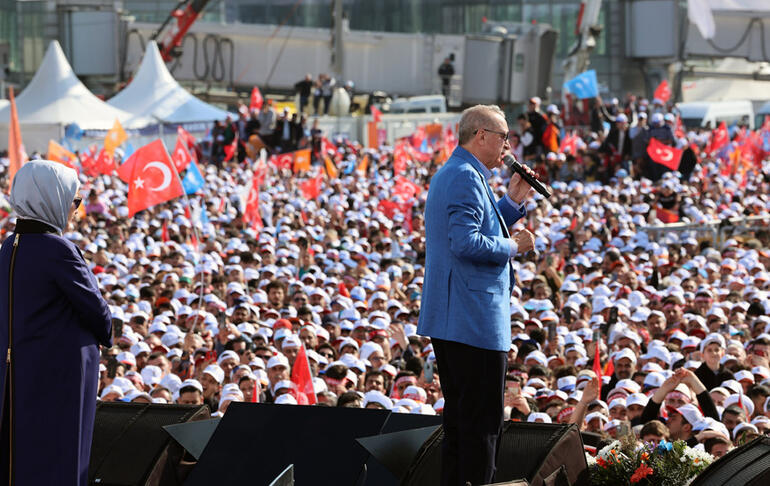 Dünyada manşet oldu BBCden dikkat çeken Erdoğan yorumu: Kalabalıkları bir orkestra şefi gibi yönetiyor