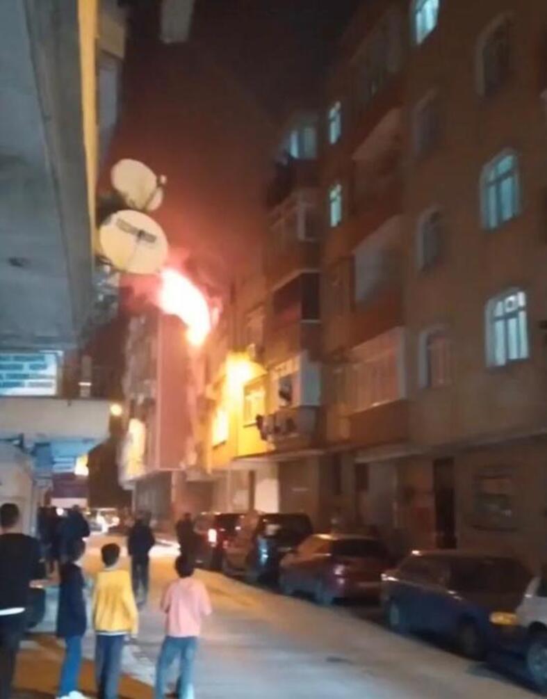 Bağcılarda kaldığı çatı katını yakıp kiracılara dehşeti yaşattı sosyal medyada paylaştı