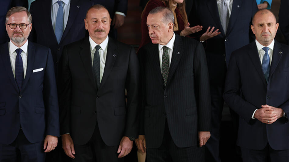 Erdoğanın teklifi zirveye damga vurdu: Macron seni de alalım